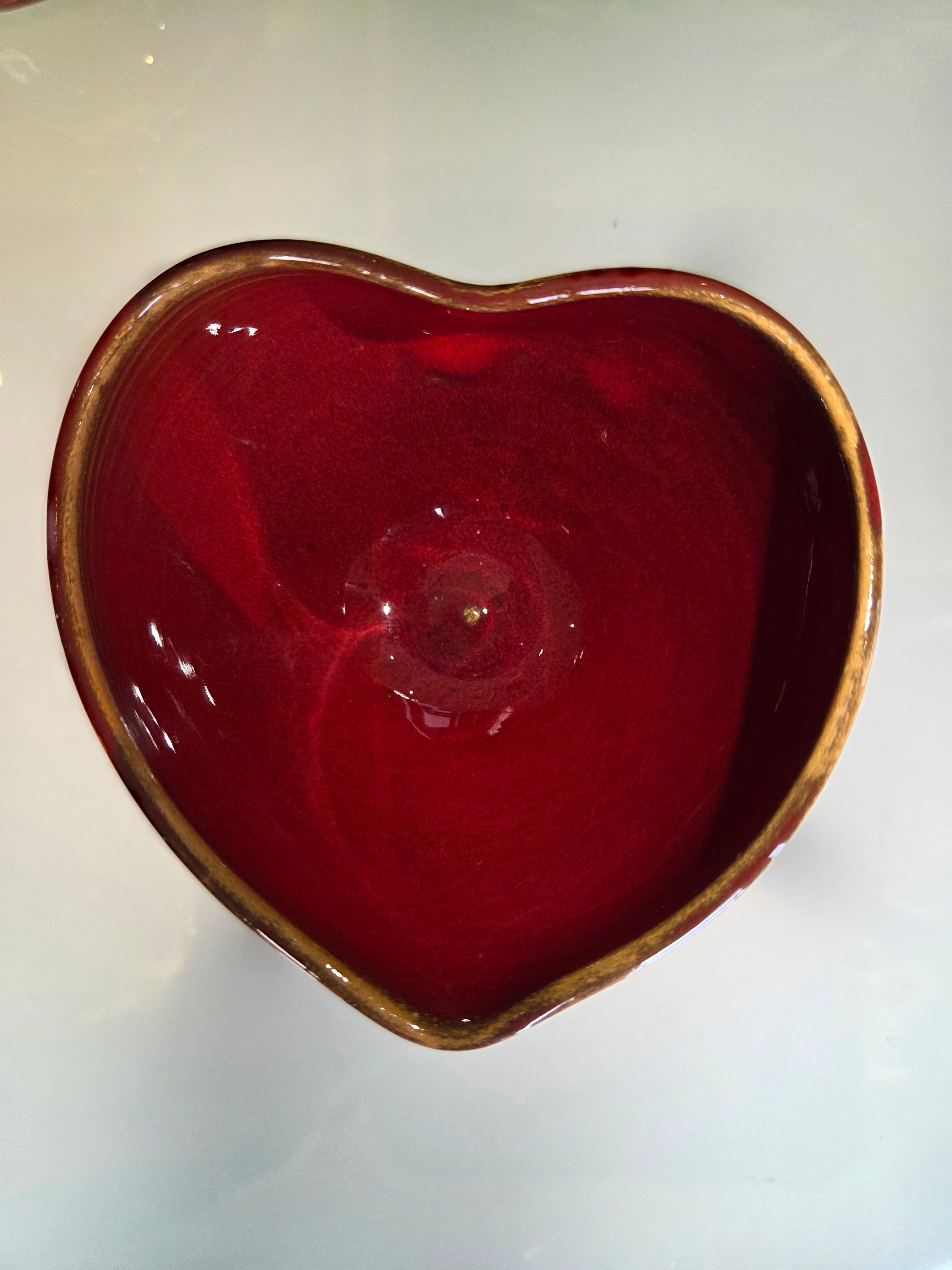 Ciotola a cuore rosso rubino con tart profumate in cera d'oliva