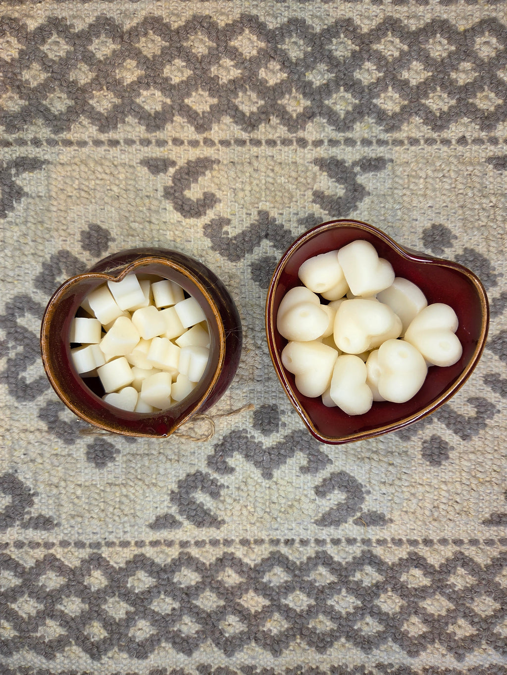 Ciotola a cuore rosso rubino con tart profumate in cera d'oliva