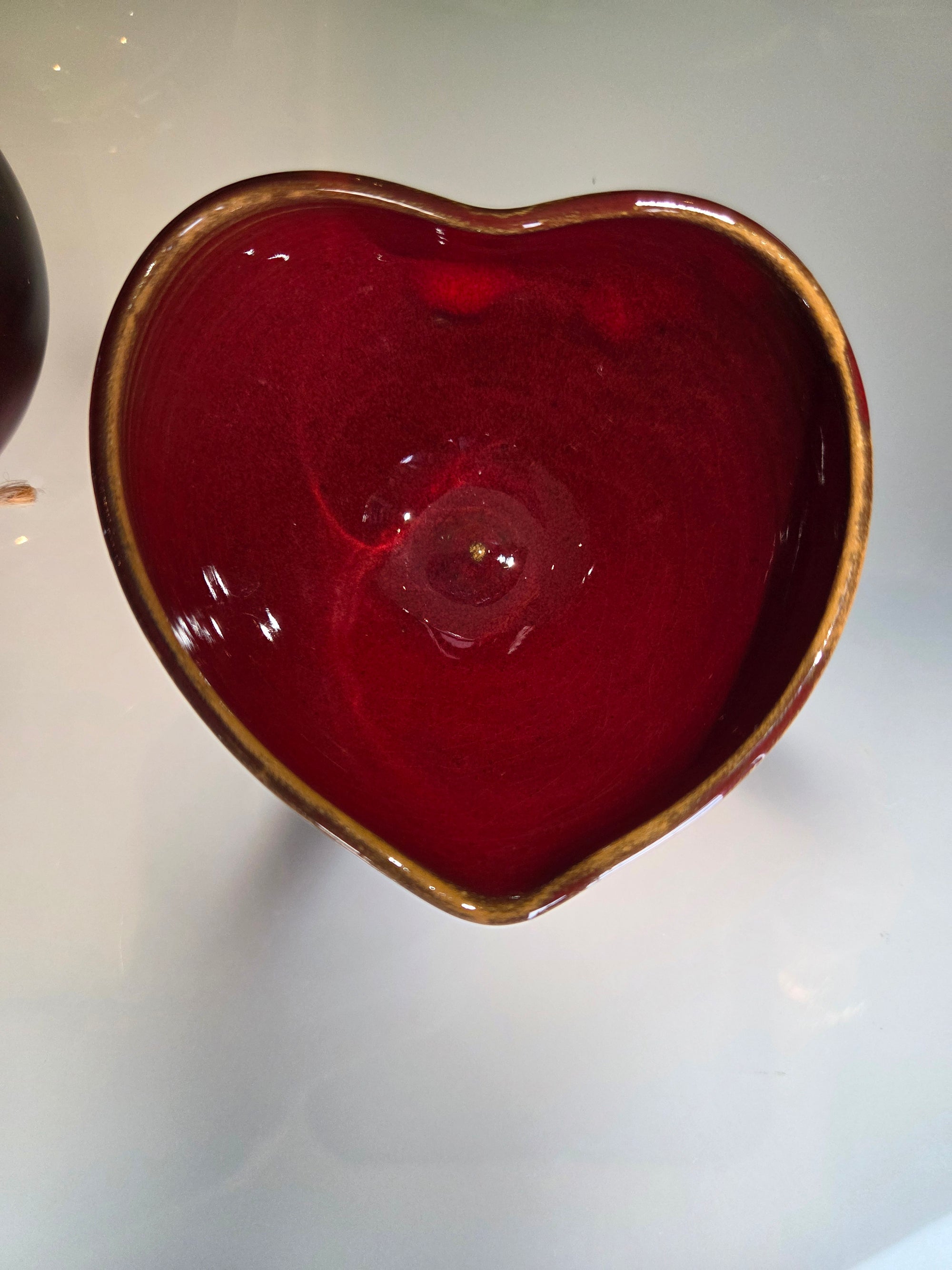 Ciotola a cuore rosso rubino con tart profumate in cera d'oliva