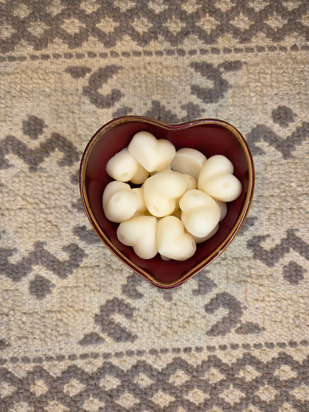 Ciotola a cuore rosso rubino con tart profumate in cera d'oliva