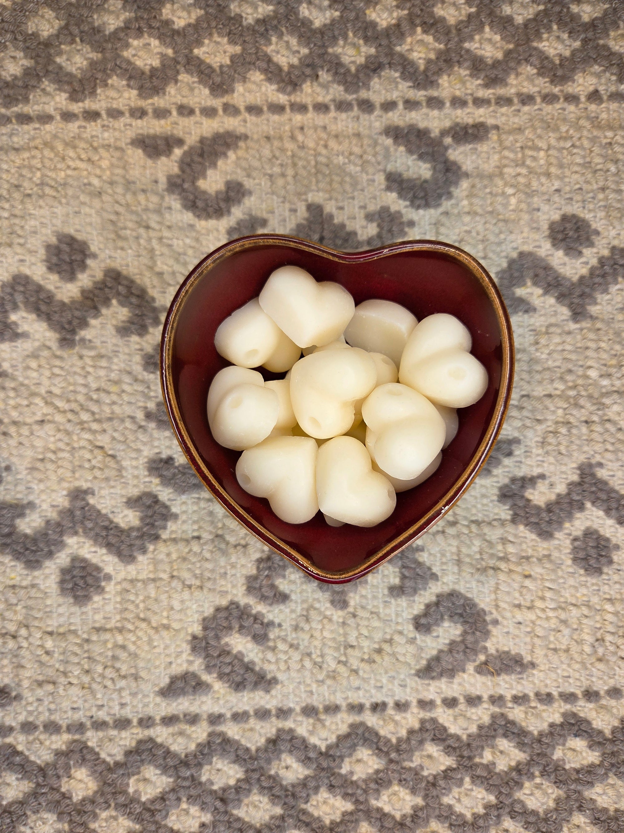 Ciotola a cuore rosso rubino con tart profumate in cera d'oliva